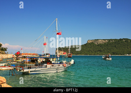 Blick auf die kleine Bucht mit Yachten und Boote am Mittelmeer in Kemer, Türkei. Stockfoto