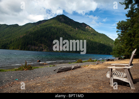 Leere Adirondack Stuhl am Ufer des Crescent Lake, Olympic Nationalpark, Washington, Vereinigte Staaten von Amerika Stockfoto