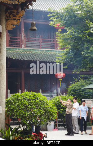 Menschen beten am Liurong Tempel, Guangzhou, Guangdong Provinz, China Stockfoto