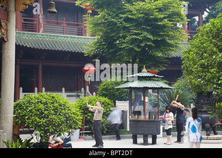 Menschen beten am Liurong Tempel, Guangzhou, Guangdong Provinz, China Stockfoto