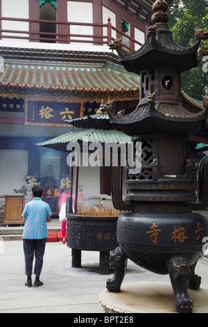 Menschen beten am Liurong Tempel, Guangzhou, Guangdong Provinz, China Stockfoto