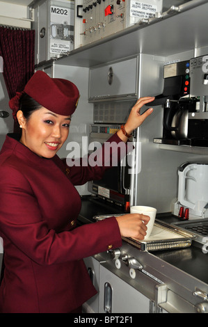 Qatar Airlines Stewardess in der first und Business class Stockfoto