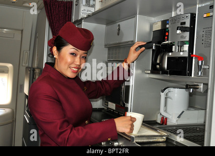 Qatar Airlines Stewardess in der first und Business class Stockfoto