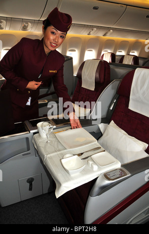 Qatar Airlines Stewardess in der first und Business class Stockfoto