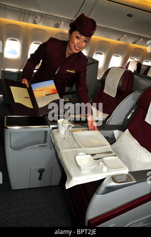 Qatar Airlines Stewardess in der first und Business class Stockfoto