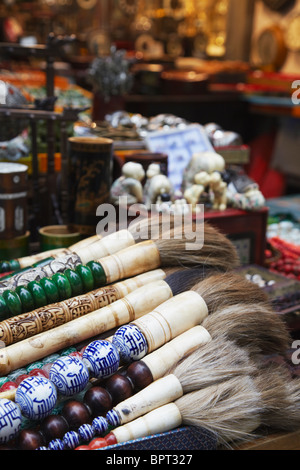 Antike chinesische Pinsel am Marktstand am oberen Lascar Zeile (Cat Street), Central, Hong Kong, China Stockfoto