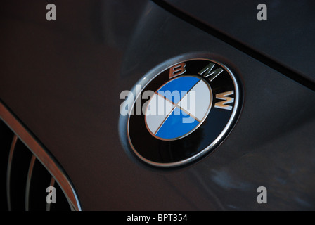 BMW 535i - mein 2010 - grau metallic - Premium-deutschen höheren Klasse Limousine, Segment E (Exekutive) - BMW Abzeichen, Logo, emblem Stockfoto