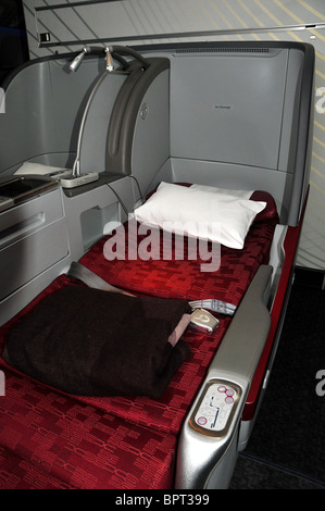 Flaches Bett in der ersten Klasse Wirtschaftsteil der Airliner, Schlafbereich auf ein Passagierflugzeug Stockfoto