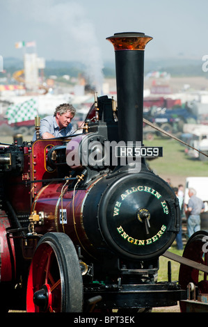 Vintage Dampftraktor Einschalten ein Holz sah bei Great Dorset Steam fair in England Stockfoto