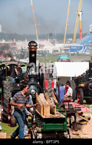 Vintage Dampftraktor Einschalten ein Holz sah bei Great Dorset Steam fair in England Stockfoto