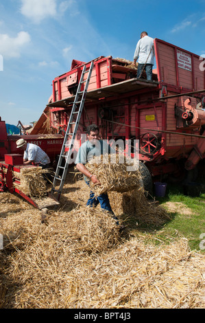 Vintage Dreschen und Pressen Maschinen an die Great Dorset Steam fair 2010, England Stockfoto