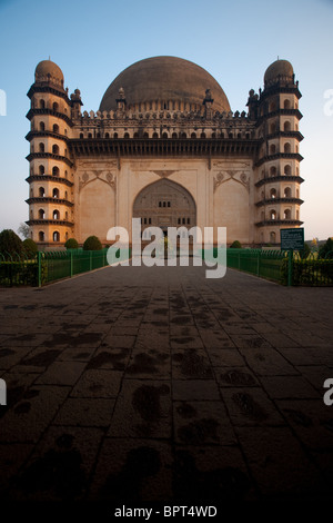 Am frühen Morgensonne erhellt den Eingang des Golgumbaz, ein Mughal-Mausoleum in Bijapur, Indien. Stockfoto