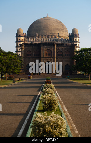 Ein Weg führt zur Golgumbaz, ein Mughal-Mausoleum in Bijapur, Indien. Stockfoto