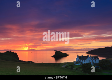 Sonnenuntergang am Duntulm Castle und Duntulm Hotel im westlichen Teil der Insel Skye in Schottland Stockfoto