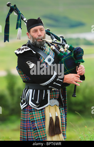 Dudelsack-Spieler auf den schottischen Highlands Stockfoto