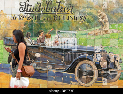 Eine Wandmalerei zeigt eine historische Studebaker Auto ist in der Innenstadt von Sevilla, Andalusien, Spanien, 27. August 2010 abgebildet. Stockfoto