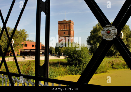 Bass Brauerei Wasserturm gesehen von Andresey Brücke, Burton-On-Trent, Staffordshire, England, UK Stockfoto