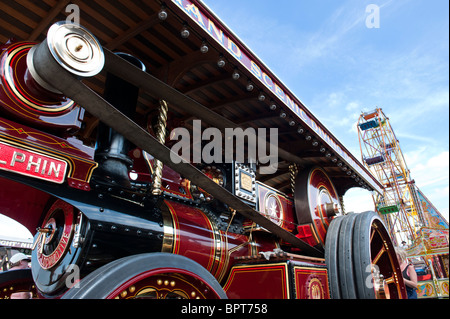 Showmans Zugmaschine "Dolphin" vor ein Jahrmarkt Riesenrad an der Great Dorset steam fair 2010, England Stockfoto