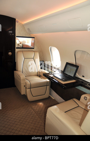 Innenraum eines Privatjets Stockfoto