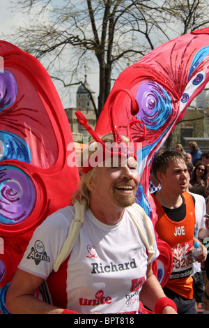 Sir Richard Branson im Wettbewerb mit den Virgin London-Marathon 2010 Stockfoto