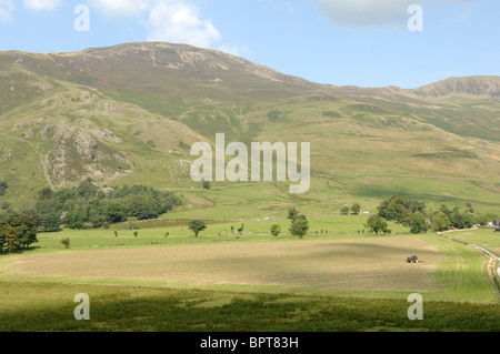 Ein Traktor drehen Heu an einem Sommertag am Gatesgarth Buttermere im englischen Lake District Cumbria Stockfoto