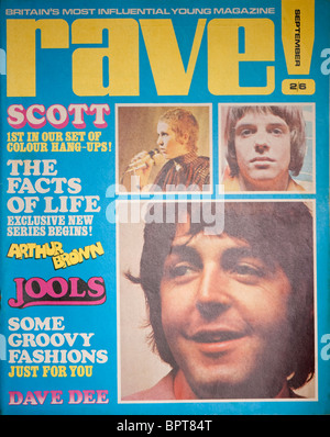 Abdeckung der sechziger Jahre Magazin Rave The Beatles zeigt. Stockfoto