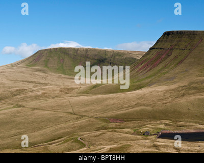 Ventilator Foel mit Llyn y Fan Fach unterhalb der Hänge des Picws Du auf Black Mountain, Brecon Beacons National Park eingebettet Stockfoto