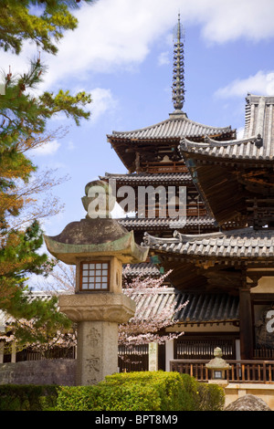 Pagode und Laterne außerhalb des Horyuji (blühende Gesetz)-Tempels in Ikaruga, in der Nähe von Nara, Japan. Stockfoto