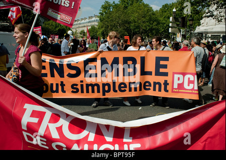 Paris, Frankreich, Gruppe der französischen Kommunistischen Partei, bei Protesten gegen Roma, Vertreibungen der Roma durch die Regierung 'Front de Gauche' Banners, Kundgebung für Fremdenfeindlichkeit Stockfoto