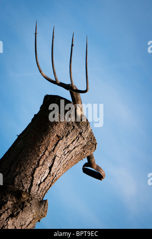 Pitchgabel ruht auf Baumstumpf warten auf Verwendung. Stockfoto