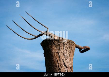 Pitchgabel ruht auf Baumstumpf warten auf Verwendung. Stockfoto