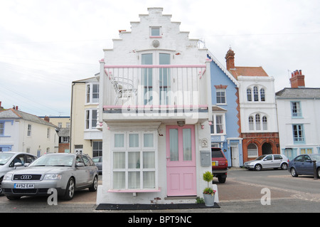 Eine ungewöhnliche Süßigkeiten-farbige Häuschen direkt am Meer in Aldeburgh, Suffolk, England allein stehend Stockfoto