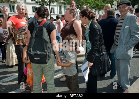 Paris, Frankreich, Menschenmenge, 'Liga der Rechte der Proteste Mann" gegen Sarkozy Beschluss der Regierung zu ausländischen vertreiben Sinti und Romas, Familien mit Kindern Stockfoto