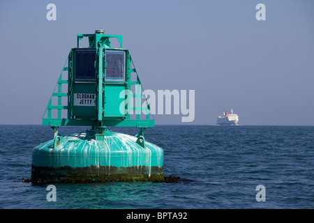 Belfast Lough Cloghan Punkt Seeschifffahrt Boje Warnsymbol mit Fähre im Hintergrund Stockfoto