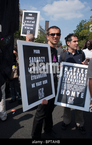 Paris, Frankreich, Liga der Menschenrechte Protest gegen die Regierung Sarkozy beschlossen, ausländische Zigeuner, Romas, aus Frankreich zu vertreiben, AIDS-Aktivisten mit Protestschildern auf der Straße, Xenophobie-Proteste, homosexueller Straßenmann, Act up Paris Stockfoto