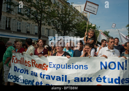 Paris, Frankreich, League of Rights of Man protestiert gegen Sarkozy Regierungsbeschluss vertreiben ausländische Zigeuner, Roma, Frauen und Familien hooding Protest Zeichen Stockfoto