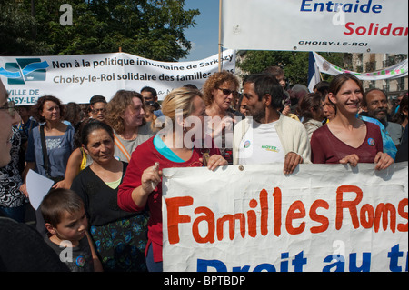 Paris, Frankreich, League of Rights of man protestiert gegen die Entscheidung der Regierung, ausländische Zigeuner, Romas und Familien auszuweisen, die Protestschilder halten Stockfoto
