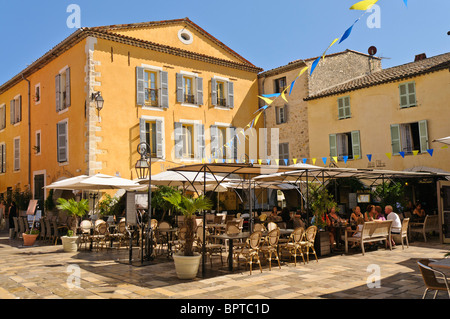 Outdoor-Restaurant im Village Square von Valbonne, Frankreich Stockfoto