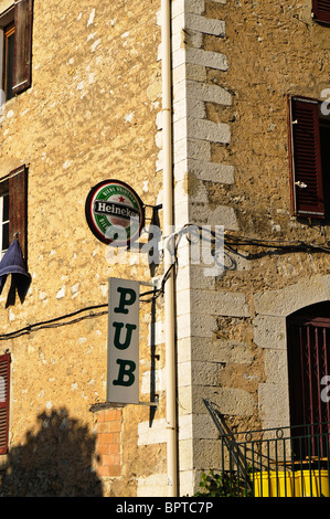 Pub in dem französischen Dorf Valbonne. Stockfoto