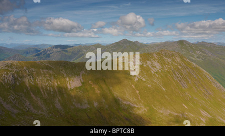 Den langen Grat des Berges Faochag im Hochland Schottland UK gesehen von Sgurr Na Sgine Stockfoto