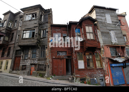 Istanbul. Turkei. Baufälligen osmanischen Ära Holzbauten im Stadtteil Süleymaniye. Stockfoto
