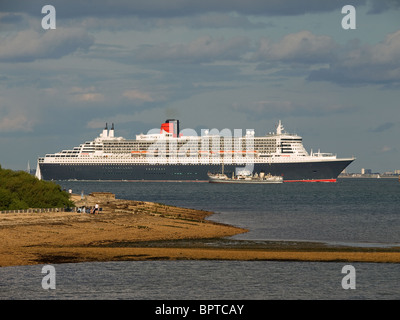 Blick vom Lepe von Cunard Ocean Liner Queen Mary 2 verlässt Southampton England UK und Weitergabe der Dampfer Shieldhall Stockfoto