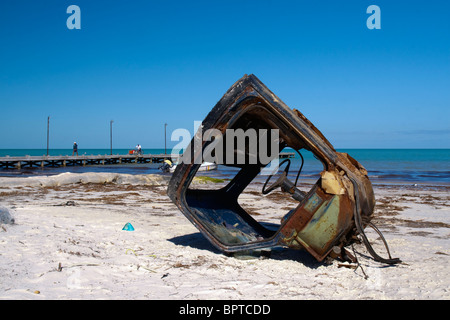 Rostige Auto Korpus aufgegeben am Strand der Isla Holbox, Bundesstaat Quintana Roo, Mexiko. Stockfoto