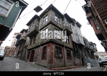 Istanbul. Turkei. Baufälligen osmanischen Ära Holzbauten im Stadtteil Süleymaniye. Stockfoto