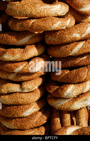 Istanbul. Turkei. Simit, traditionelle türkische Brot oder Bagel in Sesam bedeckt. Stockfoto