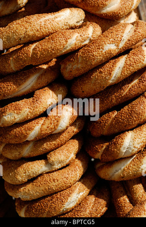 Istanbul. Turkei. Simit, traditionelle türkische Brot oder Bagel in Sesam bedeckt. Stockfoto