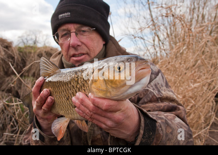 Ein Angler zeigt seinen Fang Stockfoto