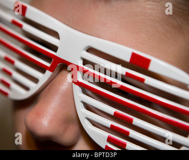 Junge, tragen, England Sonnenbrille, Schattierungen, Sonnenbrille oder Spaß Spezifikationen oder Brille Stockfoto