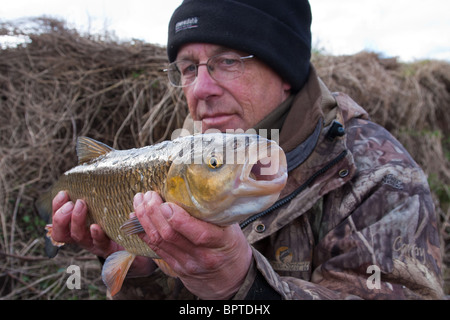 Ein Angler zeigt seinen Fang Stockfoto