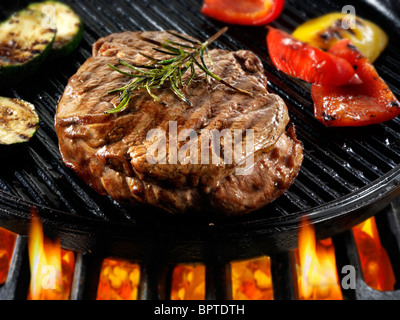 Rindfleisch Filetsteaks & gebratene Paprika Pfanne auf einem Grill gebraten wird. Fleisch essen Fotos, Bilder & Bilder. Stockfoto